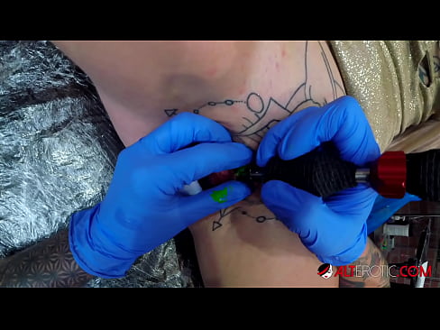 ❤️ Sully Savage-k izugarri tatuatu zuen klitorian tatuaje bat egin zuen Azal pornoa %eu.vegasservice.ruan ❌️❤